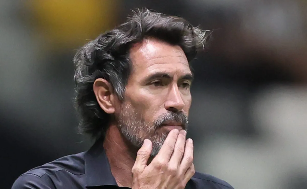 Eduardo Dominguez monta time ofensivo contra o Ceará e garante vitória importante