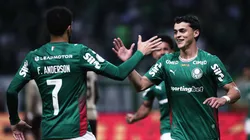Sosa jogador do Palmeiras comemora seu gol com Felipe Anderson jogador da sua equipe durante partida contra o Jacuipense no estadio Arena Allianz Parque pelo campeonato Copa Do Brasil 2026. Foto: Ettore Chiereguini/AGIF