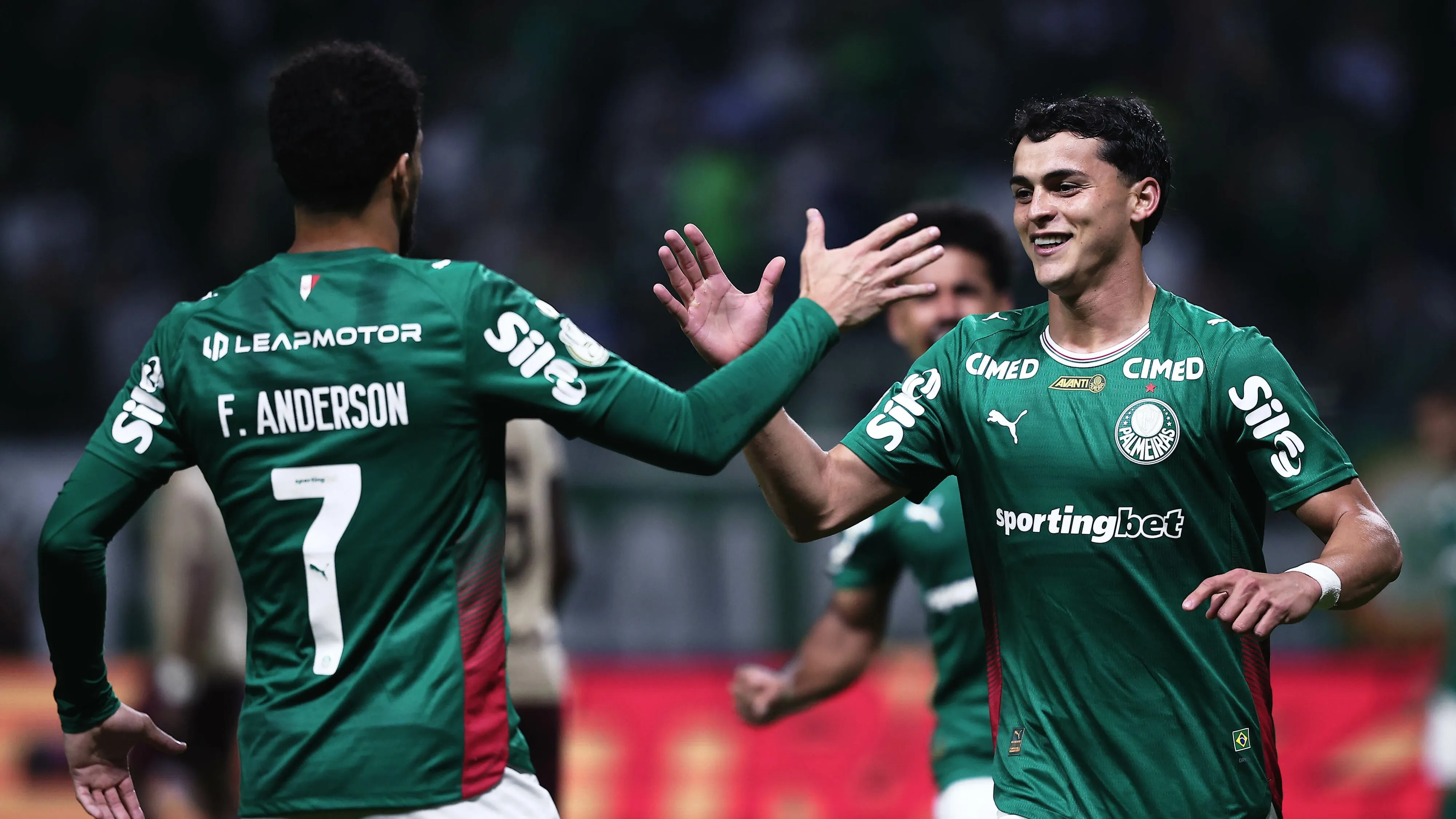 Sosa jogador do Palmeiras comemora seu gol com Felipe Anderson jogador da sua equipe durante partida contra o Jacuipense no estadio Arena Allianz Parque pelo campeonato Copa Do Brasil 2026. Foto: Ettore Chiereguini/AGIF