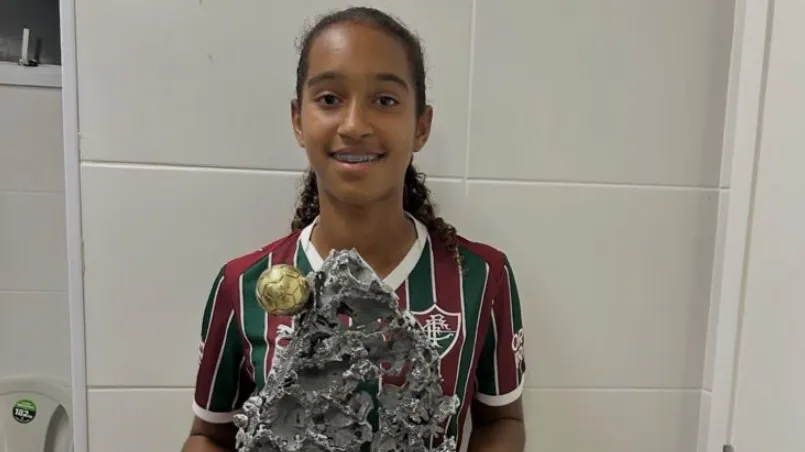 Manuela Teixeira, do Fluminense, com troféu da Copa Rio Feminina Sub-20