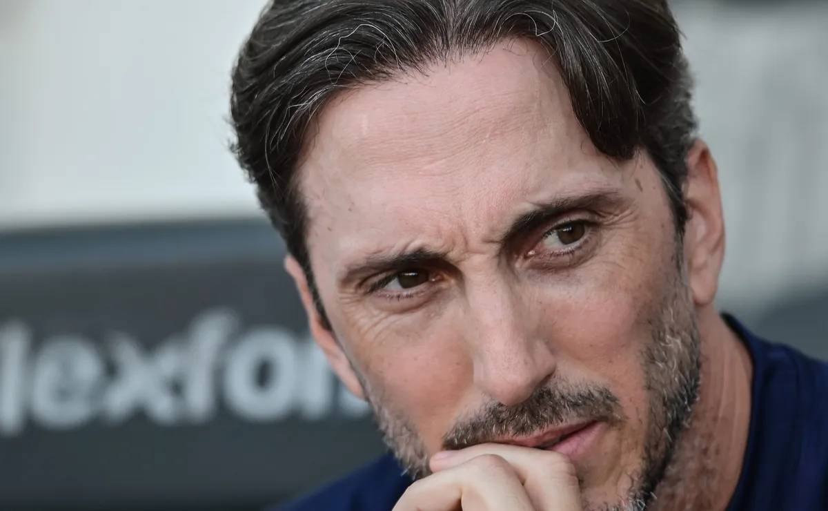 Zubeldia revolta à torcida do Fluminense após empate contra o Operário na Copa do Brasil