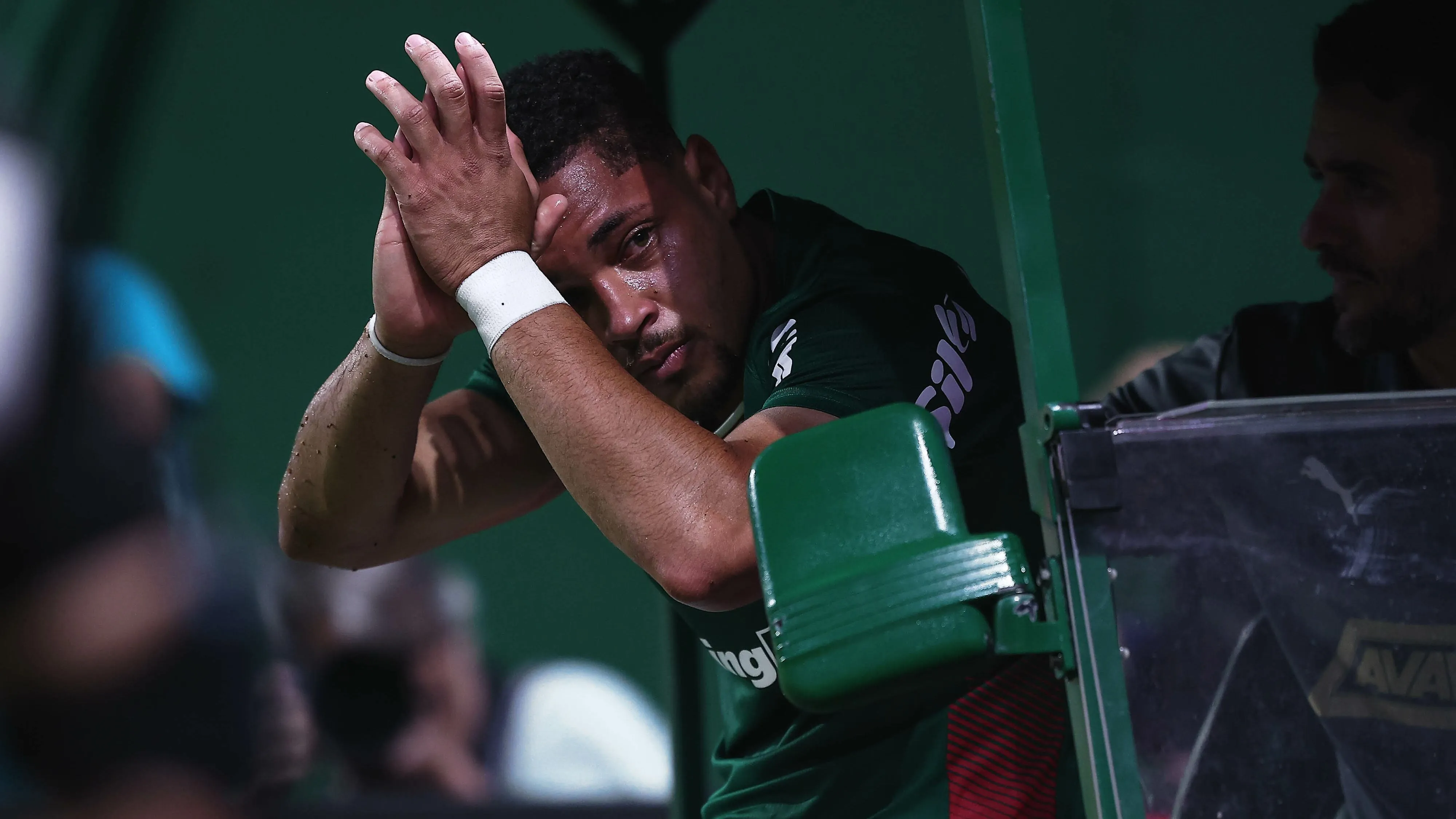 Vitor Roque deixa o gramado do Allianz de maca e chorando. Foto: Ettore Chiereguini/AGIF
