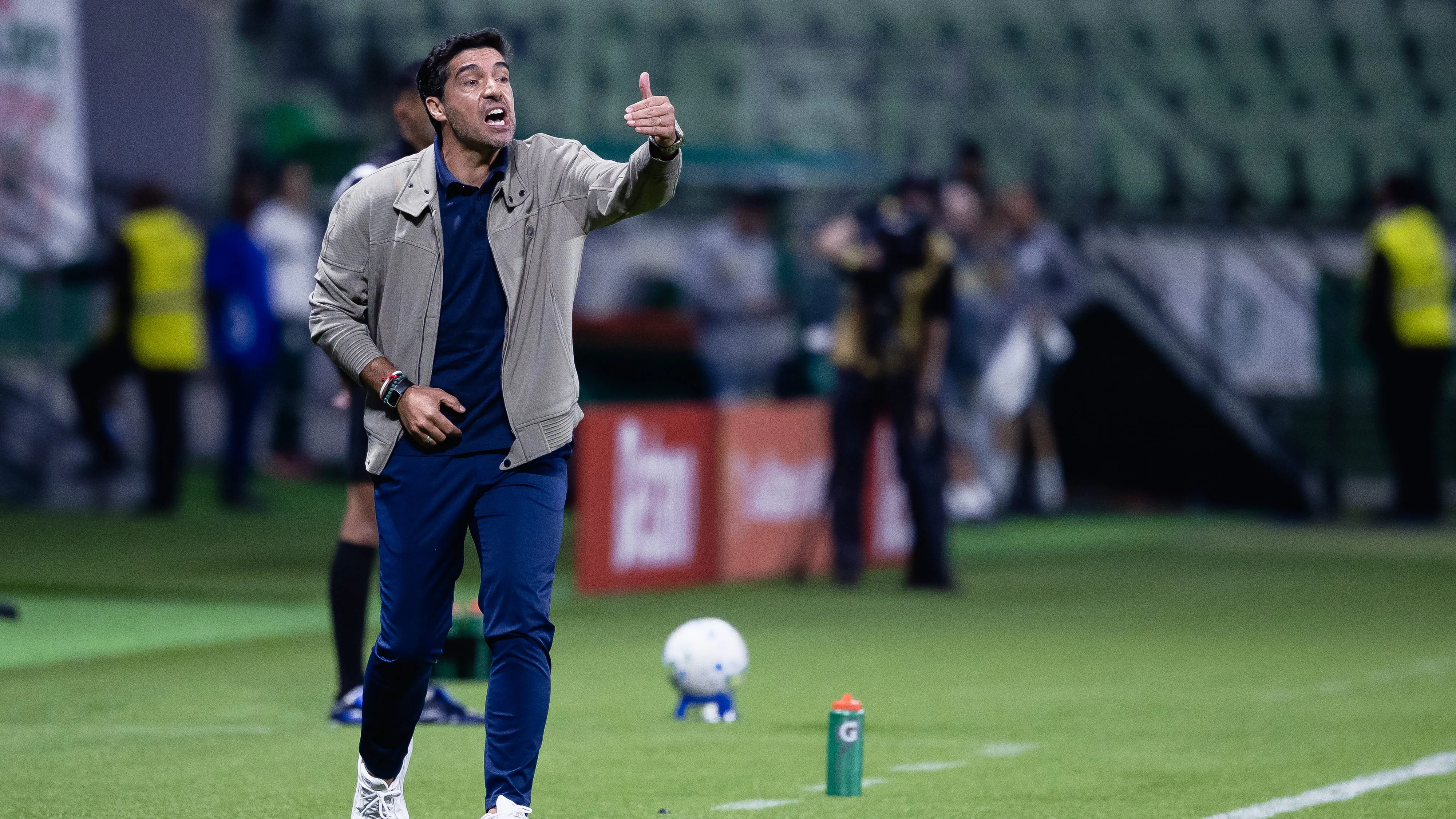 Abel Ferreiradurante partida contra o Jacuipense. Foto: Ettore Chiereguini/AGIF