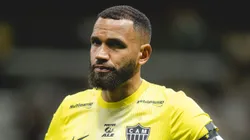 Éverson durante a entrada dos times no gramado