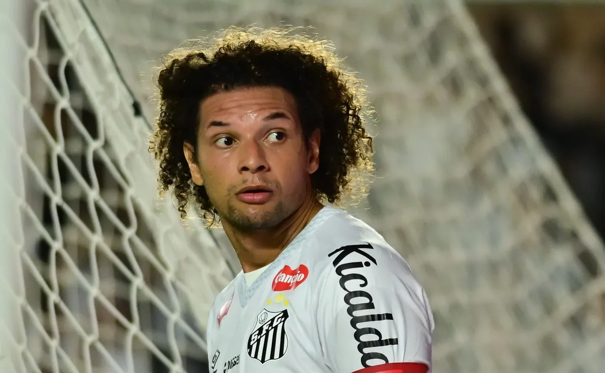 Willian Arão tem desempenho preocupante, gera pressão no Santos e Cuca deve fazer mudanças no time