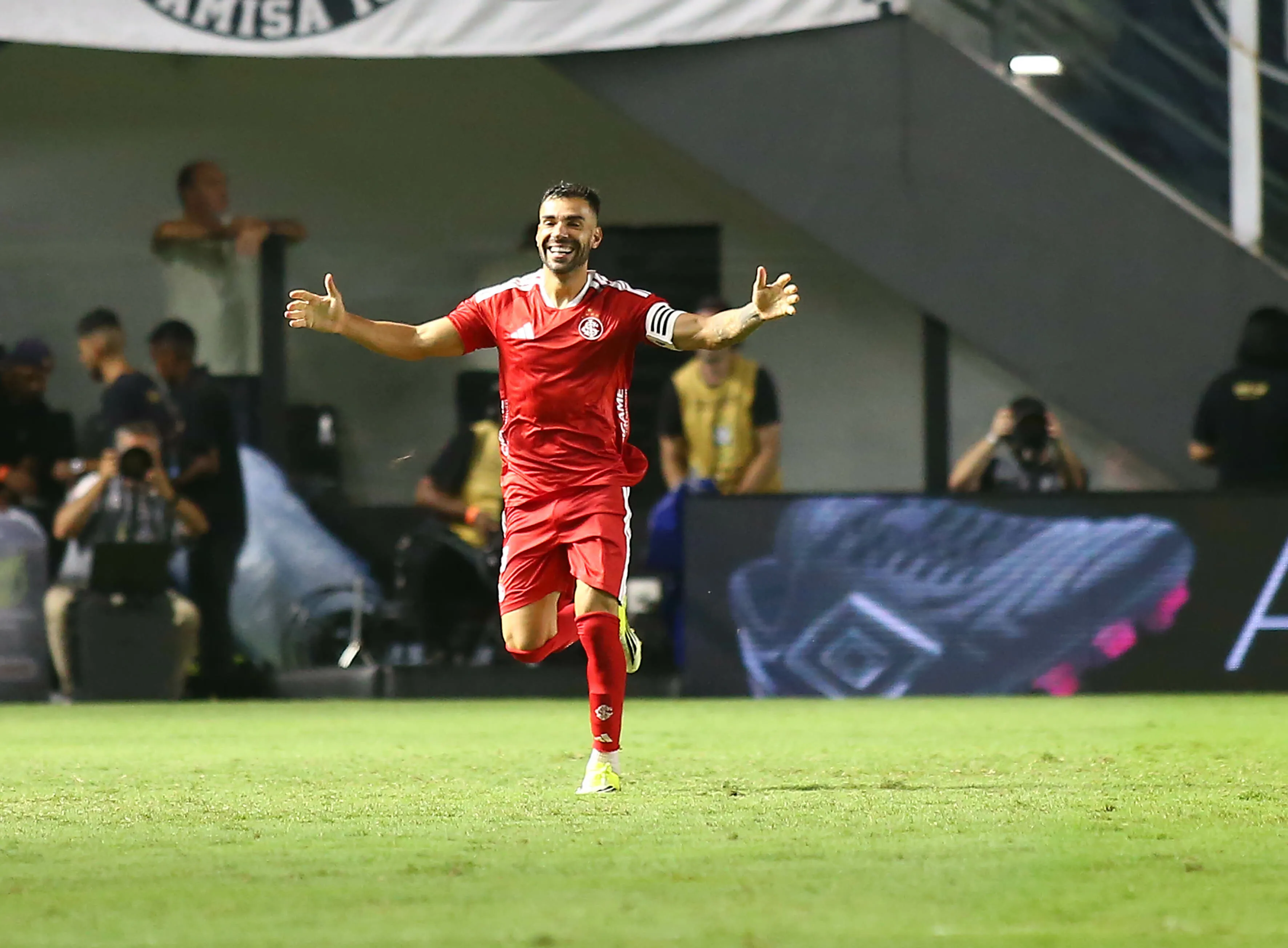 SP – SANTOS – 18/03/2026 – BRASILEIRO A 2026, SANTOS X INTERNACIONAL – Bruno Henrique jogador do Internacional comemora seu gol durante partida contra o Santos no estadio Vila Belmiro pelo campeonato Brasileiro A 2026. Foto: Mauricio De Souza/AGIF