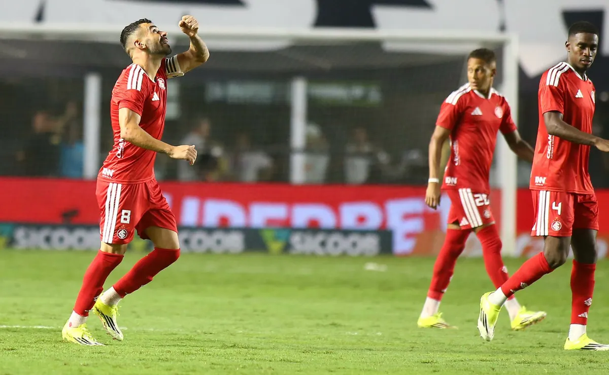 Bruno Henrique reaparece no Inter, marca e muda disputa por vaga com Pezzolano