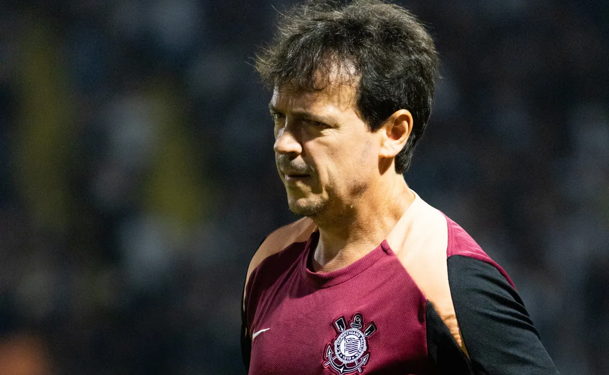 Fábio Santos revela objetivo de Fernando Diniz pós Copa do Mundo: “Vai começar a correr um pouquinho mais de risco”