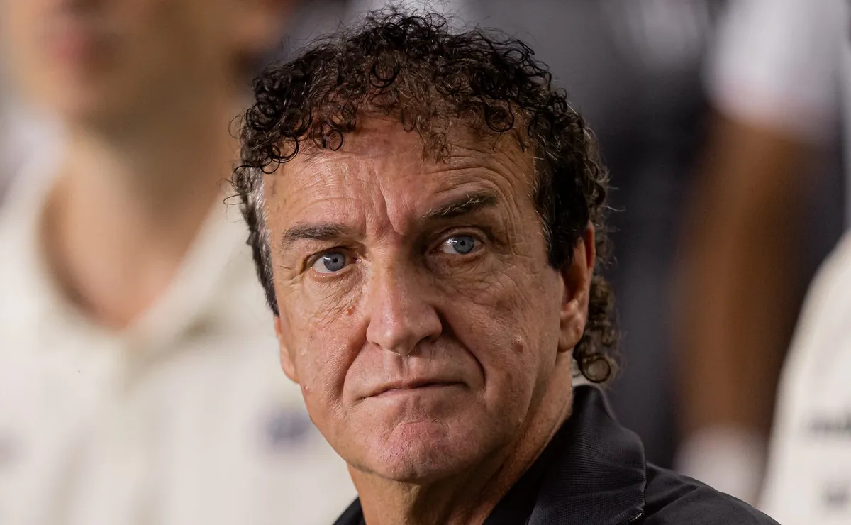 Cuca terá quatro jogos seguidos fora pelo Santos e sequência recente liga alerta