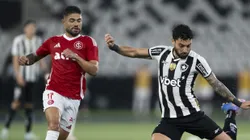 Alex Telles e Bruno Tabata no último jogo entre eles