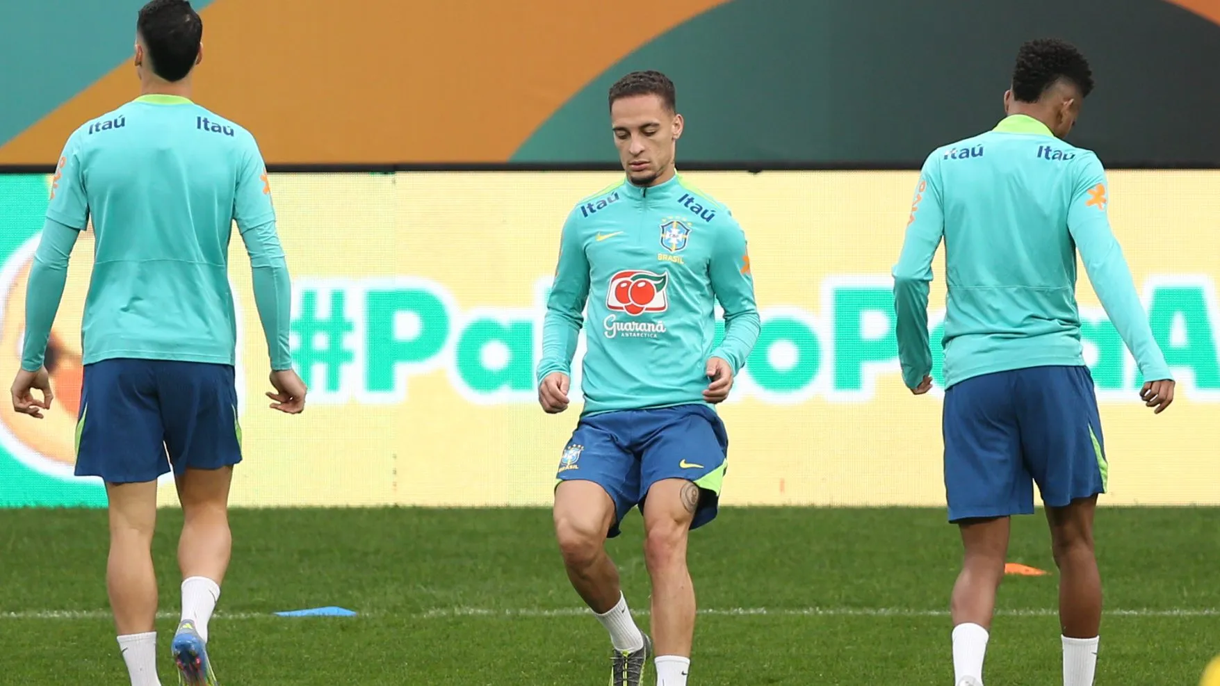 Antony treina na Neo Química Arena durante sua última convocação para a Seleção, em junho de 2025 – Foto: Marlon Costa/AGIF