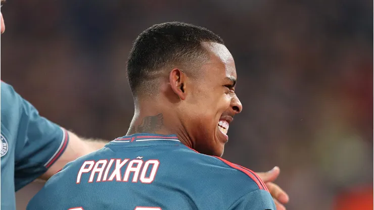 Igor Paixão em campo pelo Feyenoord, clube que ele defendeu antes de chegar ao Olympique.