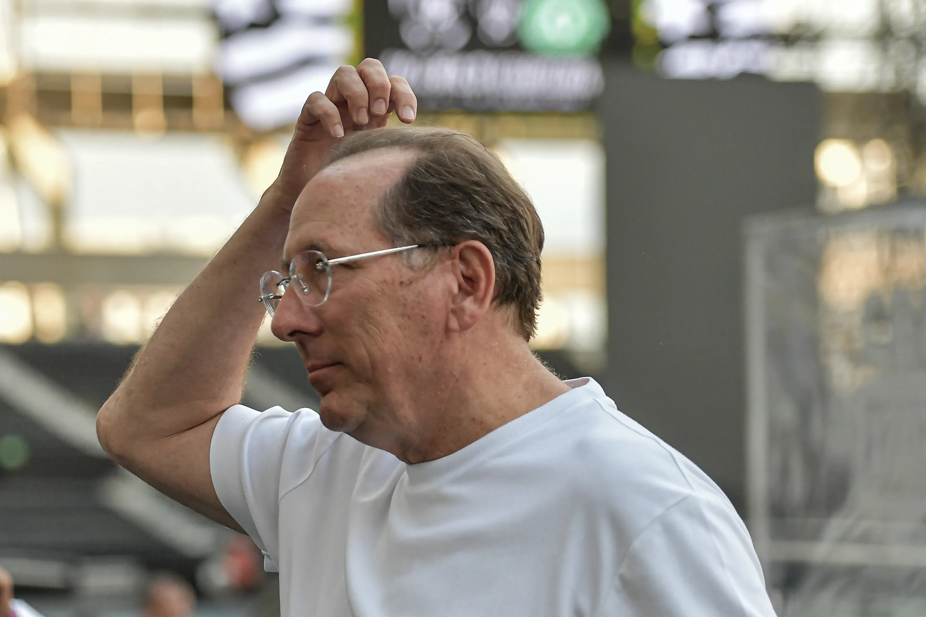 RJ – RIO DE JANEIRO – 21/04/2026 – COPA DO BRASIL 2026, BOTAFOGO X CHAPECOENSE – John Textor CEO do Botafogo durante aquecimento antes da partida contra o Chapecoense no estadio Engenhao pelo campeonato Copa Do Brasil 2026. Foto: Thiago Ribeiro/AGIF