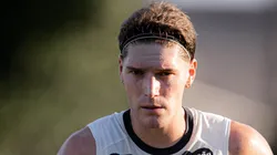 Rollheiser durante treino no CT. Meia será titular. Foto: Raul Baretta/ Santos FC.