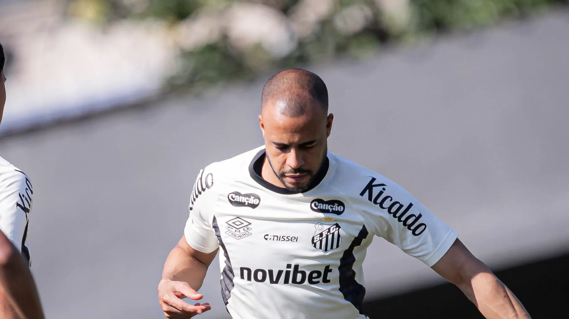 Foto: Raul Baretta/ Santos FC – Mayke durante treino no CT Rei Pelé.