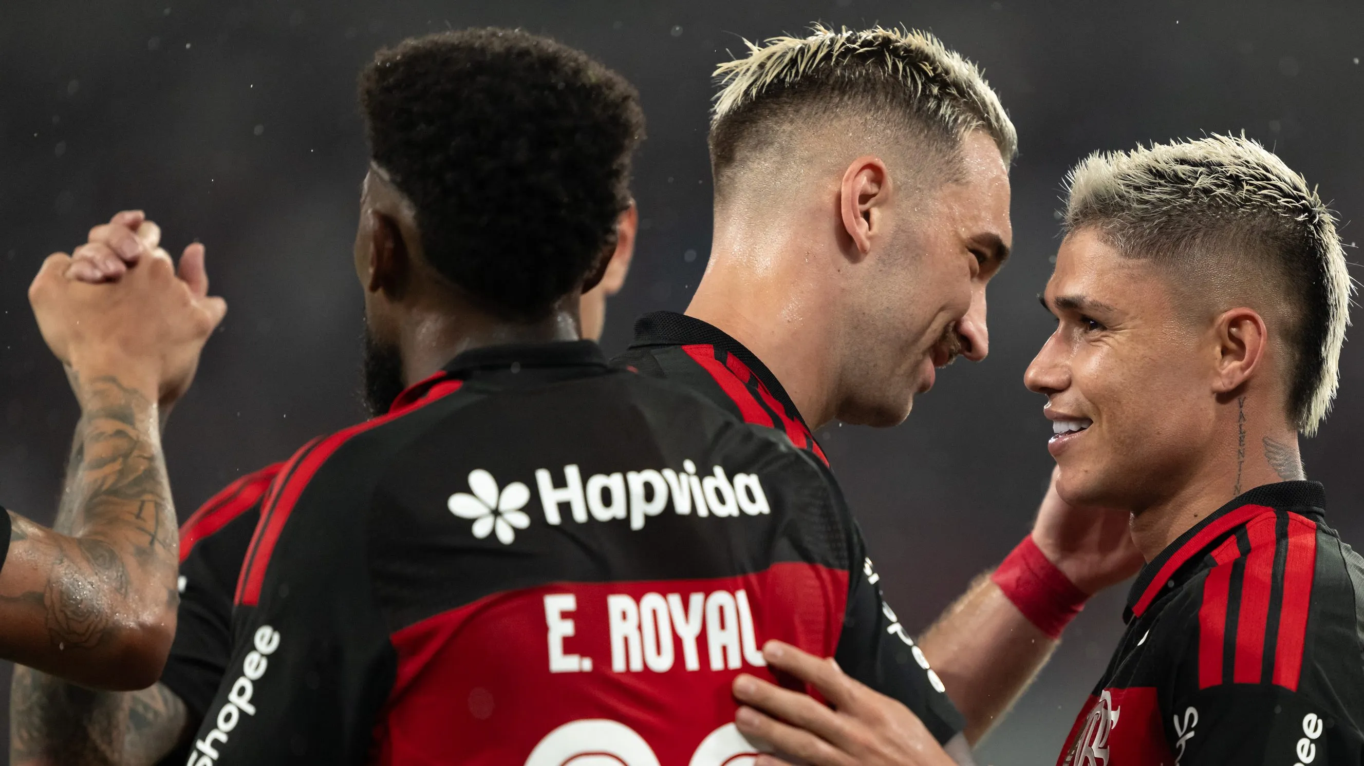 Foto: Jorge Rodrigues/AGIF – Luiz Araújo comemora gol marcado ao lado de Léo Ortiz.