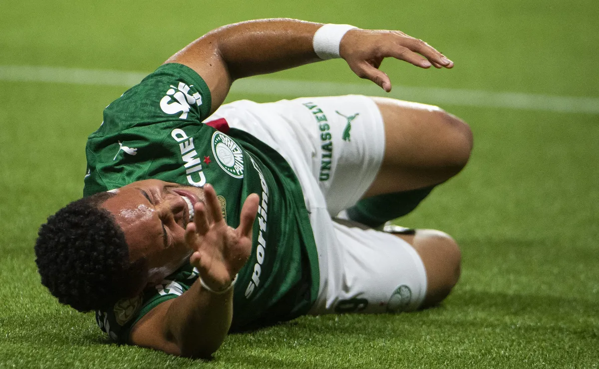 Vitor Roque terá que passar por cirurgia no tornozelo esquerdo após lesão da sindesmose no Palmeiras