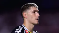 Rollheiser em campo com a camisa do Peixe