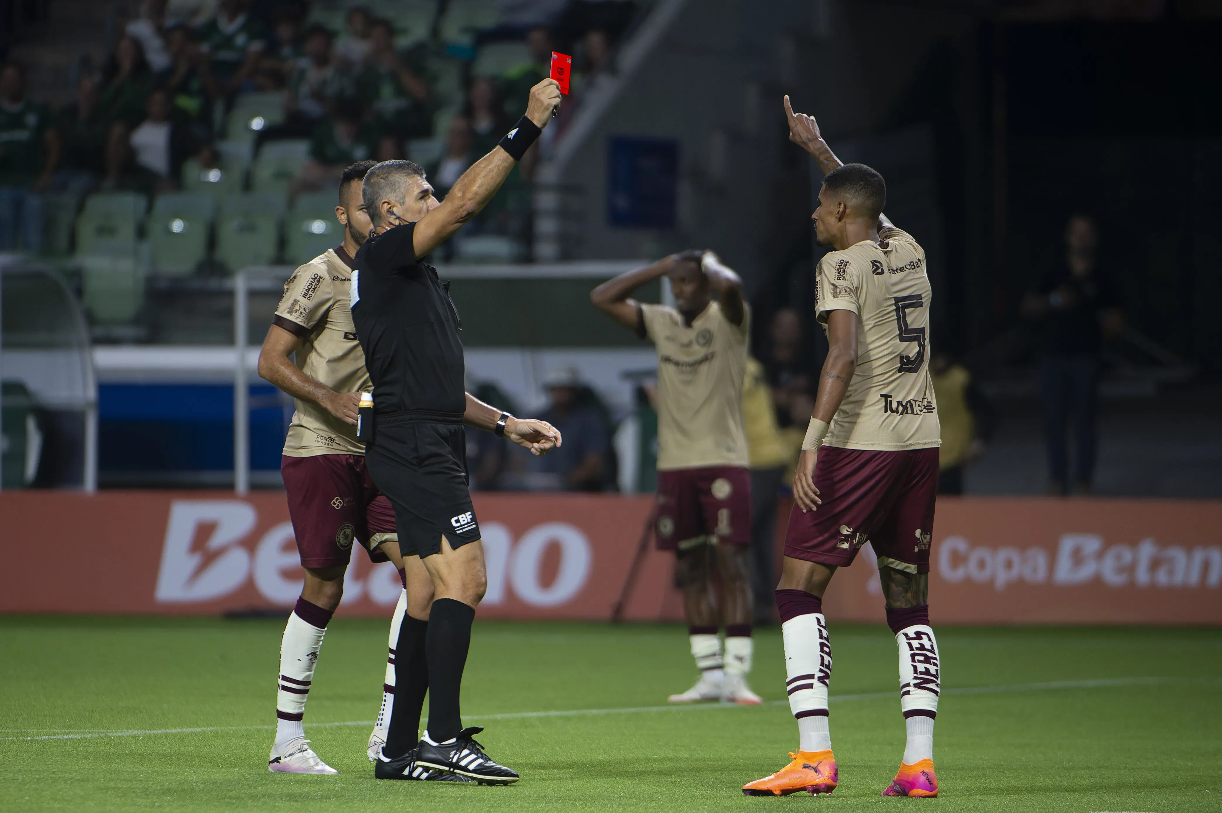 JP Talisca é expulso após cometer falta violenta em Lucas Evangelista ainda no 1º tempo – Foto: Anderson Romao/AGIF