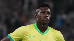 Luiz Henrique em campo com a camisa da Seleção Brasileira.