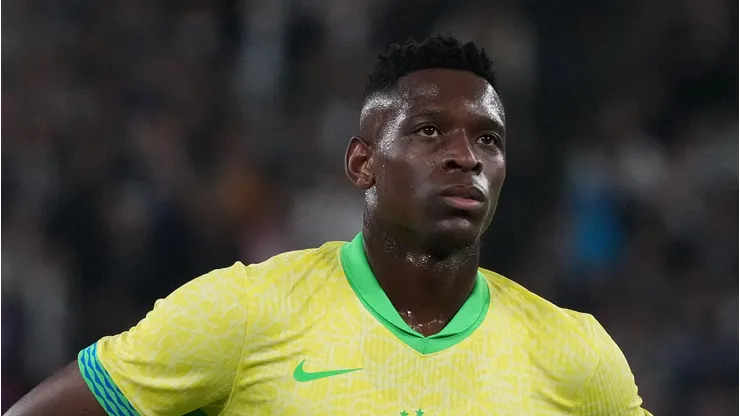 Luiz Henrique em campo com a camisa da Seleção Brasileira.