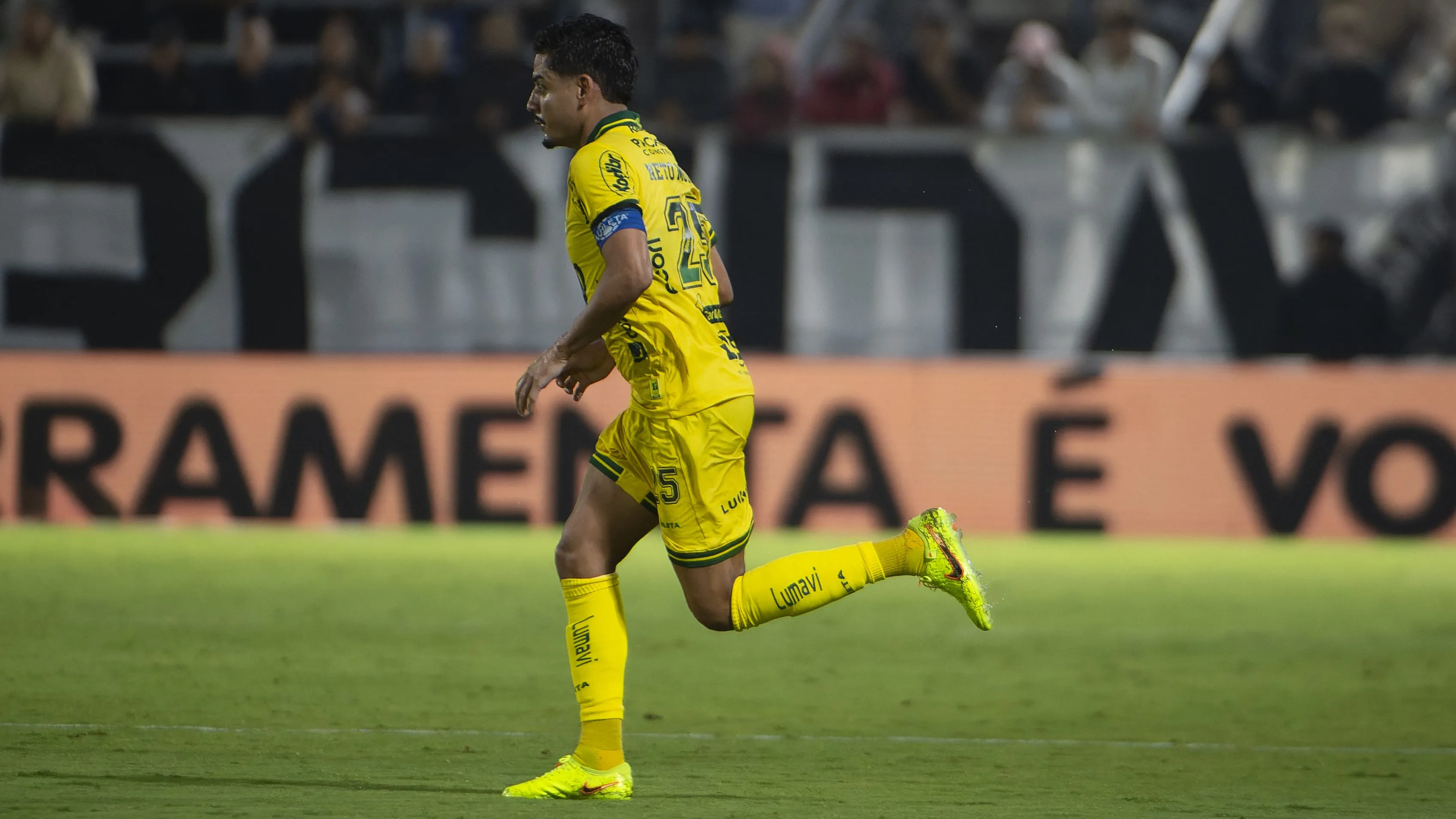 Neto Moura jogador do Mirassol comemora seu gol durante partida contra o Bragantino no estadio Cicero De Souza Marques pelo campeonato Copa Do Brasil 2026. Foto: Anderson Romao/AGIF