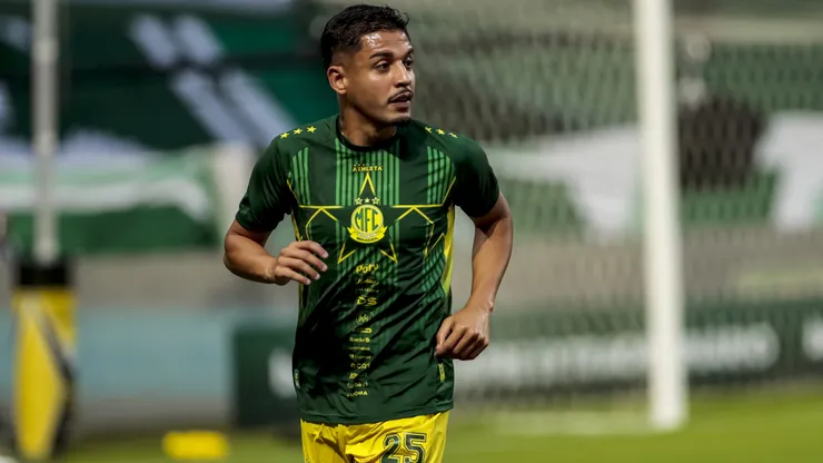 Neto Moura jogador do Mirassol durante aquecimento antes da partida contra o Palmeiras no estadio Arena Allianz Parque pelo campeonato Brasileiro A 2026. Foto: Marco Miatelo/AGIF