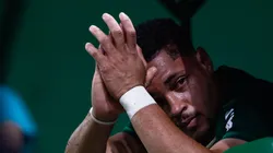 Vitor Roque saindo de campo chorando após lesão.