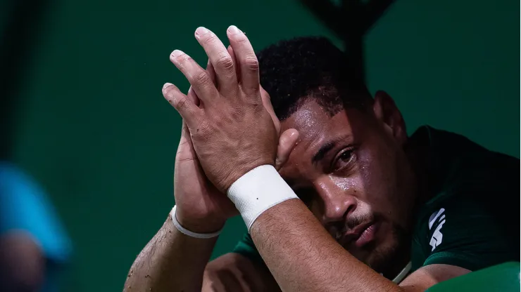 Vitor Roque saindo de campo chorando após lesão.
