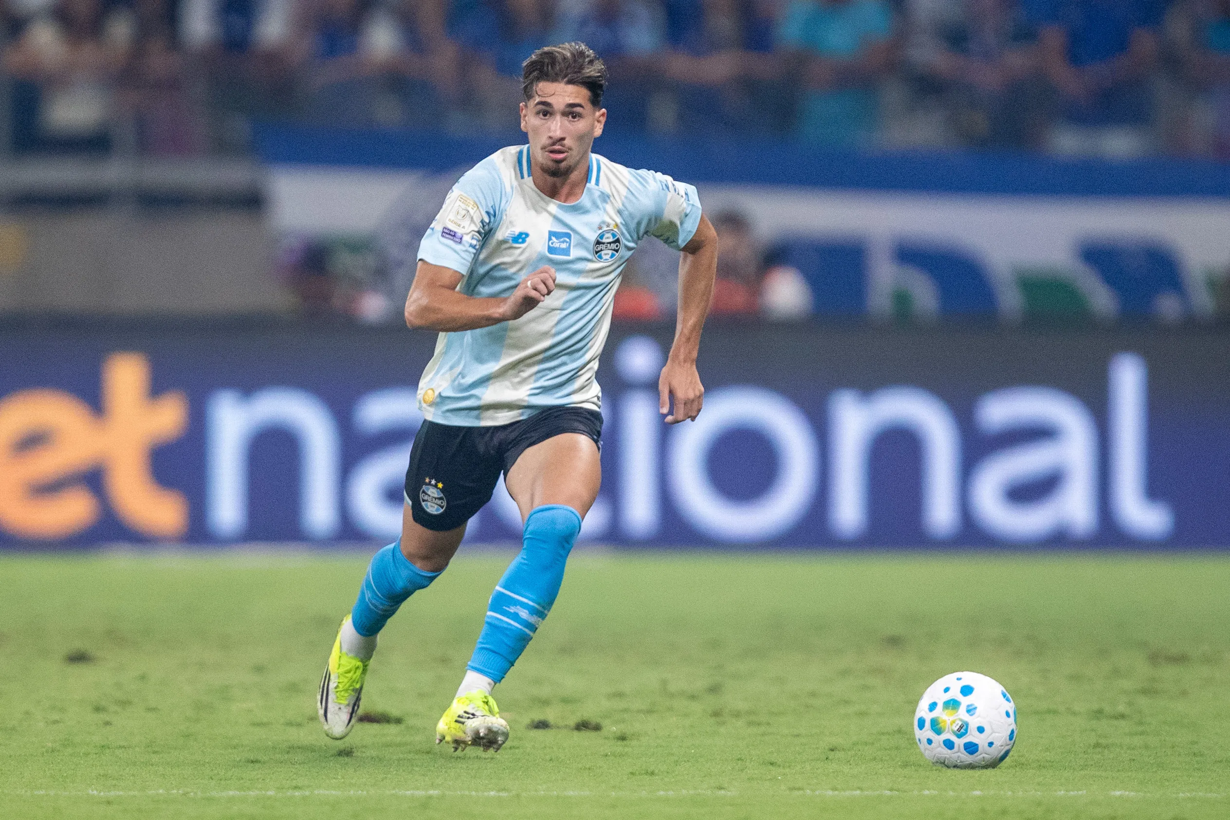 Pedro Gabriel jogador do Gremio durante partida contra o Cruzeiro no estadio Mineirao pelo campeonato Brasileiro A 2026. Foto: Fernando Moreno/AGIF