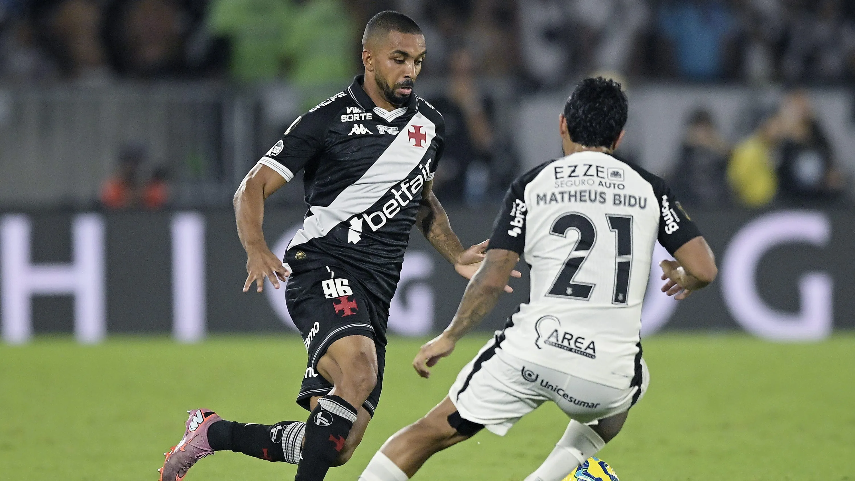 Paulo Henrique jogador do Vasco disputa lance com Matheus Bidu jogador do Corinthians durante partida no estadio Maracana pelo campeonato Copa Do Brasil 2025. Foto: Alexandre Loureiro/AGIF