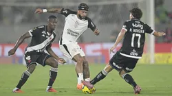 Nuno Moreira jogador do Vasco disputa lance com Memphis Depay jogador do Corinthians durante partida no estadio Maracana pelo campeonato Copa Do Brasil 2025. Foto: Alexandre Loureiro/AGIF