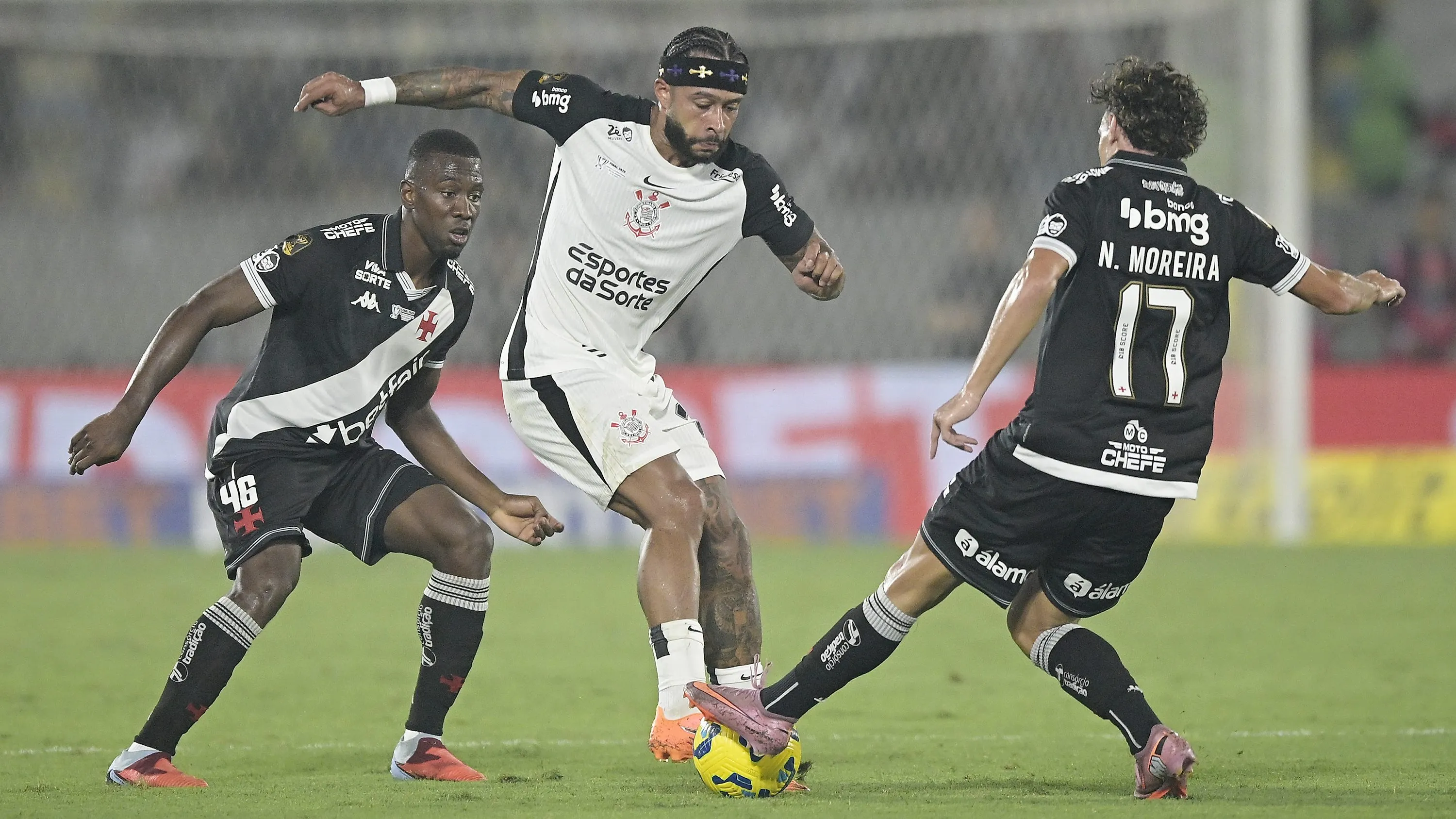 Nuno Moreira, jogador do Vasco, disputa lance com Memphis Depay jogador do Corinthians durante partida no estadio Maracana pelo campeonato Copa Do Brasil 2025. Foto: Alexandre Loureiro/AGIF