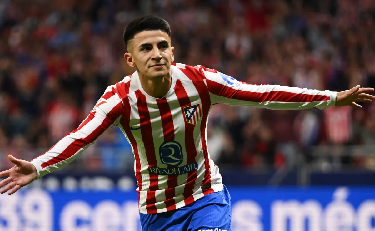 Atlético de Madrid irá ouvir propostas por Thiago Almada após argentino perder espaço