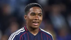 Endrick em campo pelo Lyon na Liga Europa.