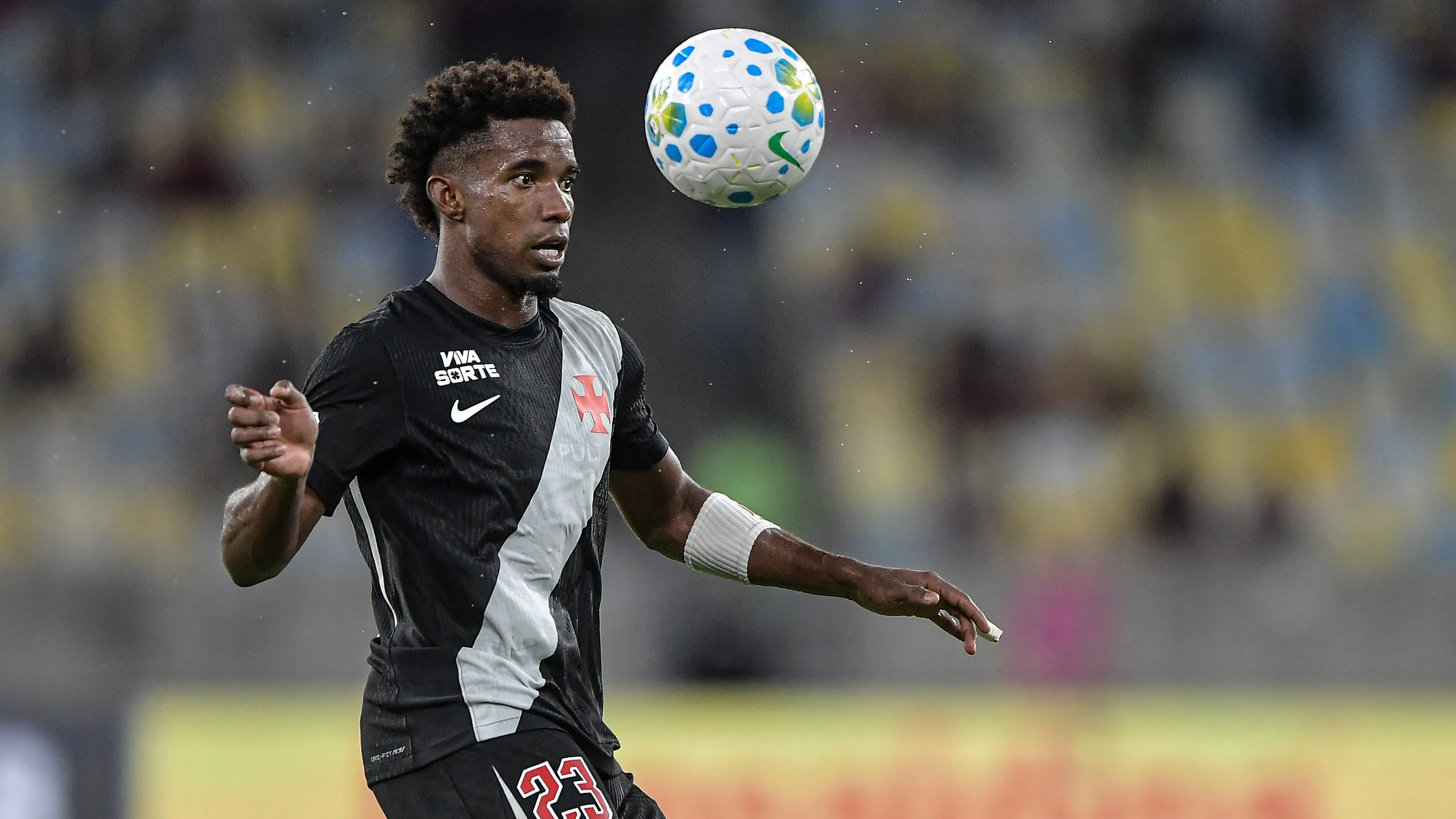 Thiago Mendes jogador do Vasco durante partida contra o Fluminense no estadio Maracana pelo campeonato Brasileiro A 2026. Foto: Thiago Ribeiro/AGIF