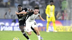 Andres Gomez, jogador do Vasco, disputa lance com Breno Bidon jogador do Corinthians durante partida no estadio Maracana pelo campeonato Copa Do Brasil 2025. Foto: Alexandre Loureiro/AGIF