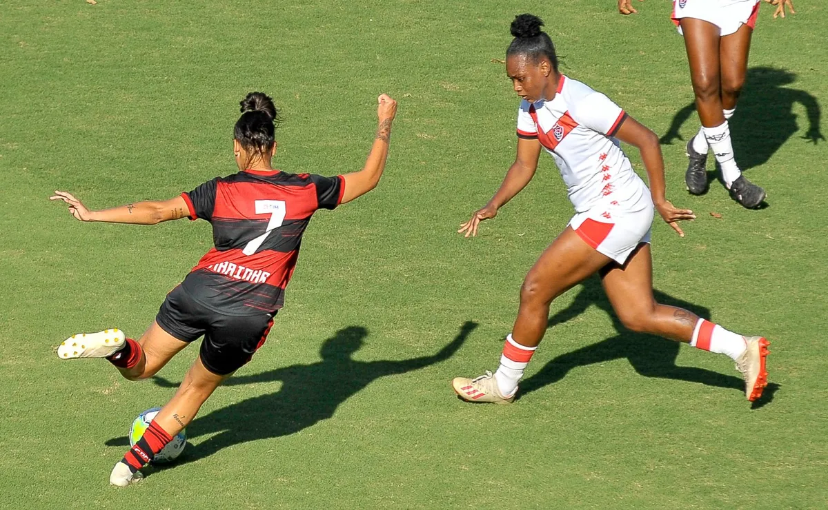 Flamengo x Vitória: onde assistir, horário e prováveis escalações do duelo rubro-negro no Brasileirão