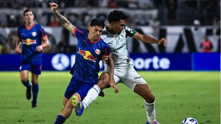 Luighi, jogador do Palmeiras, durante partida contra o Bragantino no estadio Cicero De Souza Marques pelo campeonato Brasileiro A 2025. Foto: Fabio Giannelli/AGIF