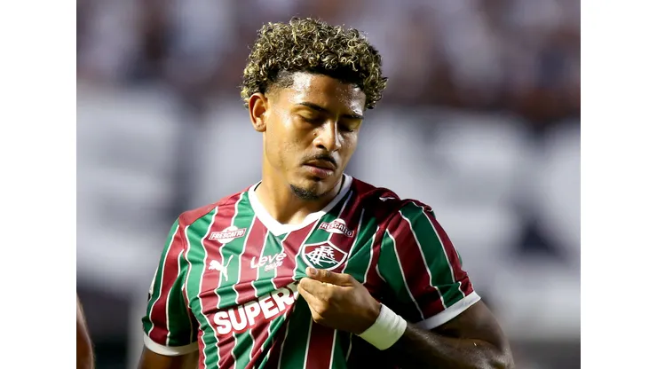 SP - SANTOS - 19/04/2026 - BRASILEIRO A 2026, SANTOS X FLUMINENSE - John Kennedy jogador do Fluminense comemora seu gol durante partida contra o Santos no estadio Vila Belmiro pelo campeonato Brasileiro A 2026. Foto: Mauricio De Souza/AGIF