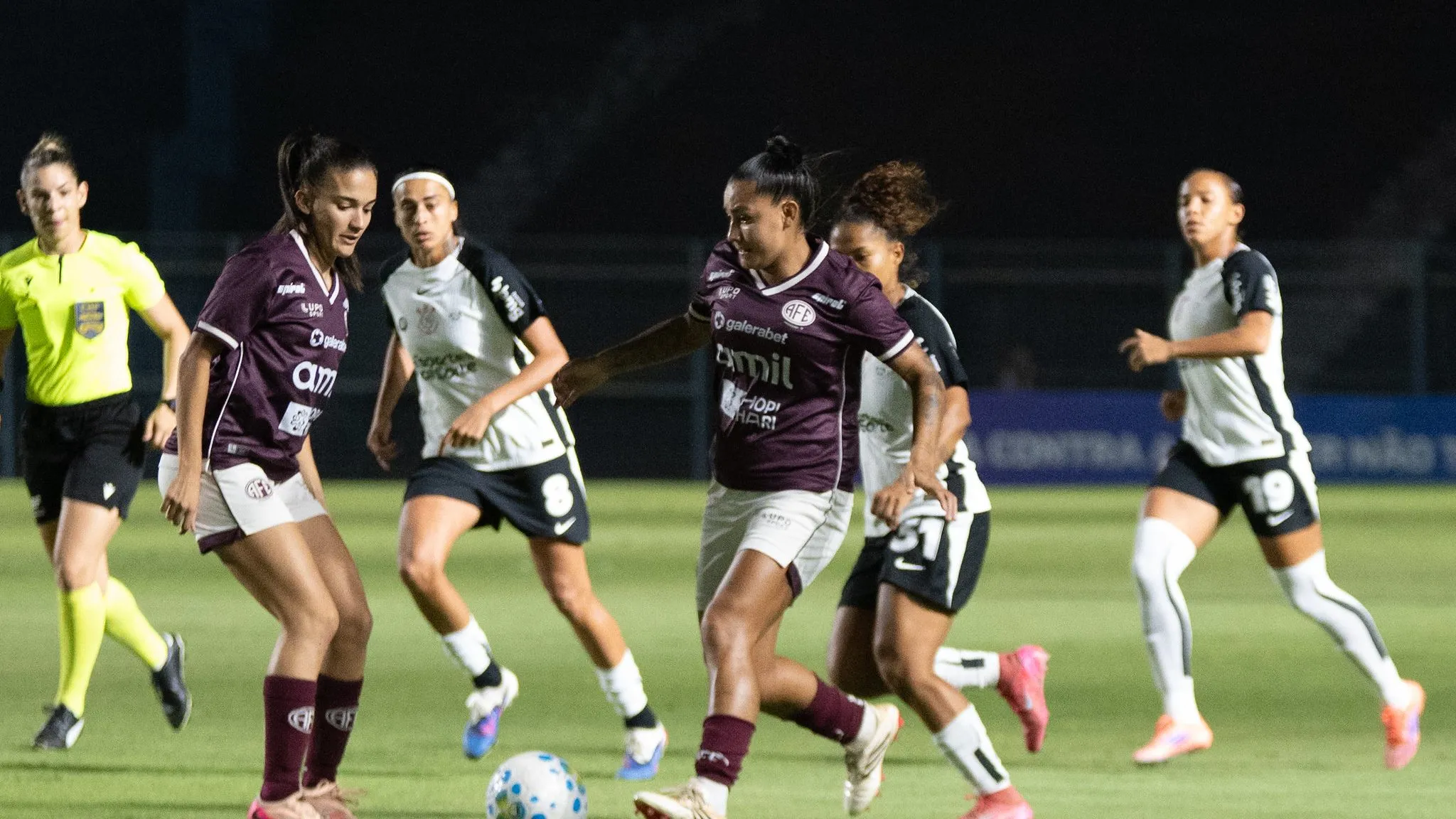 Jogadoras do Corinthians e Ferroviária na Fazendinha pelo Brasileirão Feminino
