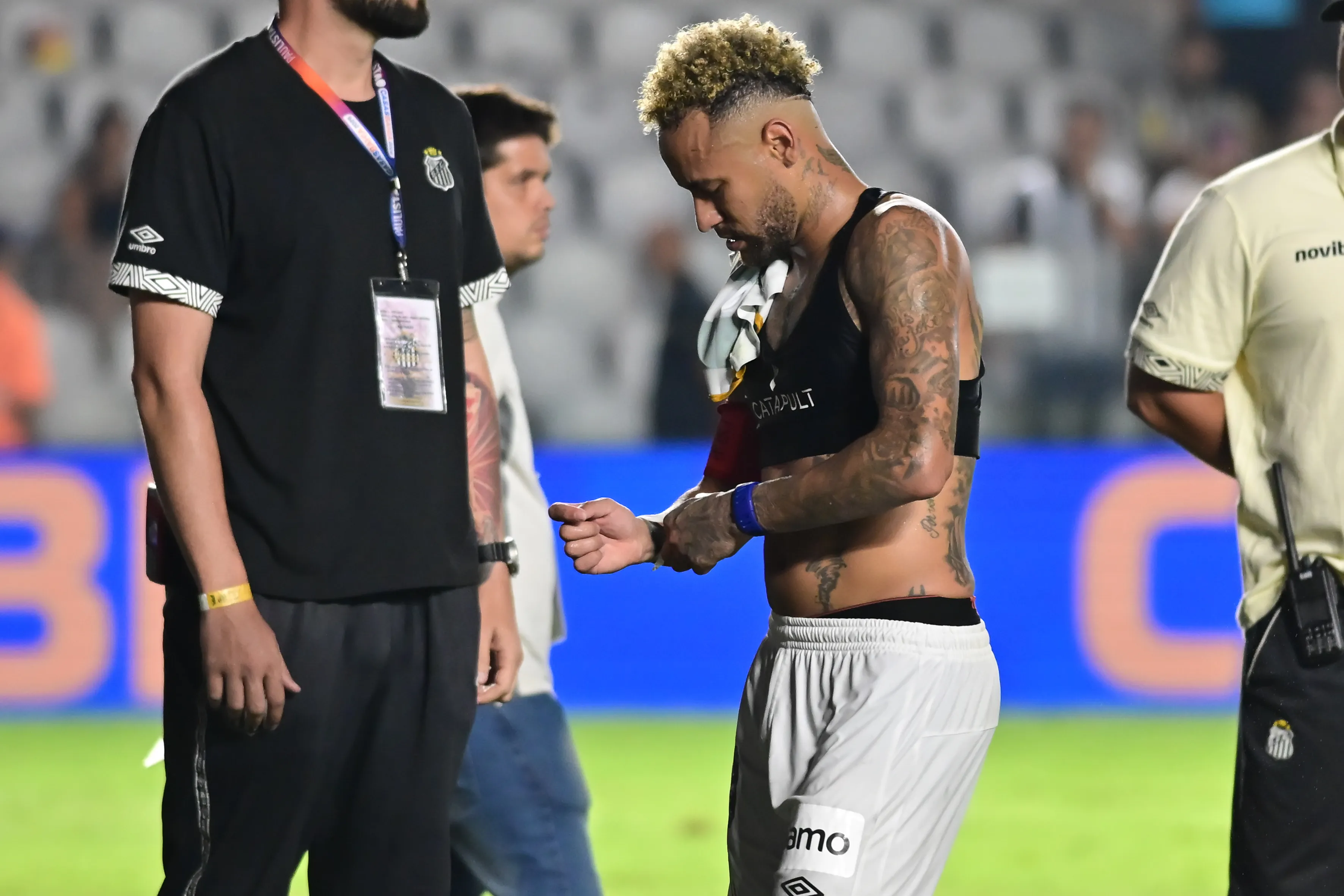 SP – SANTOS – 22/04/2026 – COPA DO BRASIL 2026, SANTOS X CORITIBA – Neymar jogador do Santos deixa o campo apos partida contra o Coritiba no estadio Vila Belmiro pelo campeonato Copa Do Brasil 2026. Foto: Jota Erre/AGIF