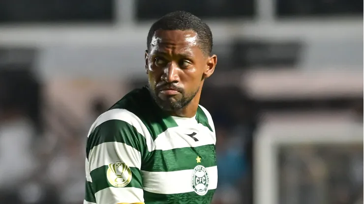 Tinga durante partida da Copa do Brasil contra o Santos