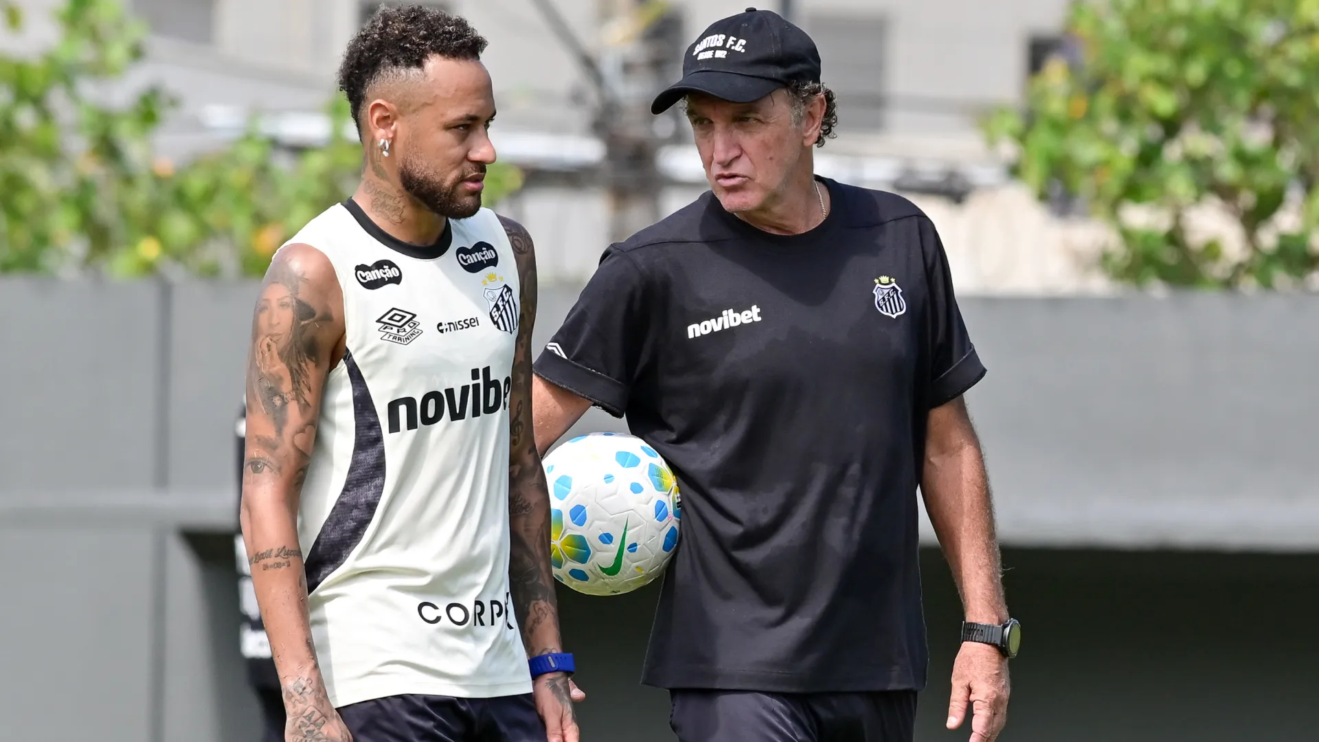 Cuca e Neymar durante treinamento do Santos – Foto: Jota Erre/AGIF