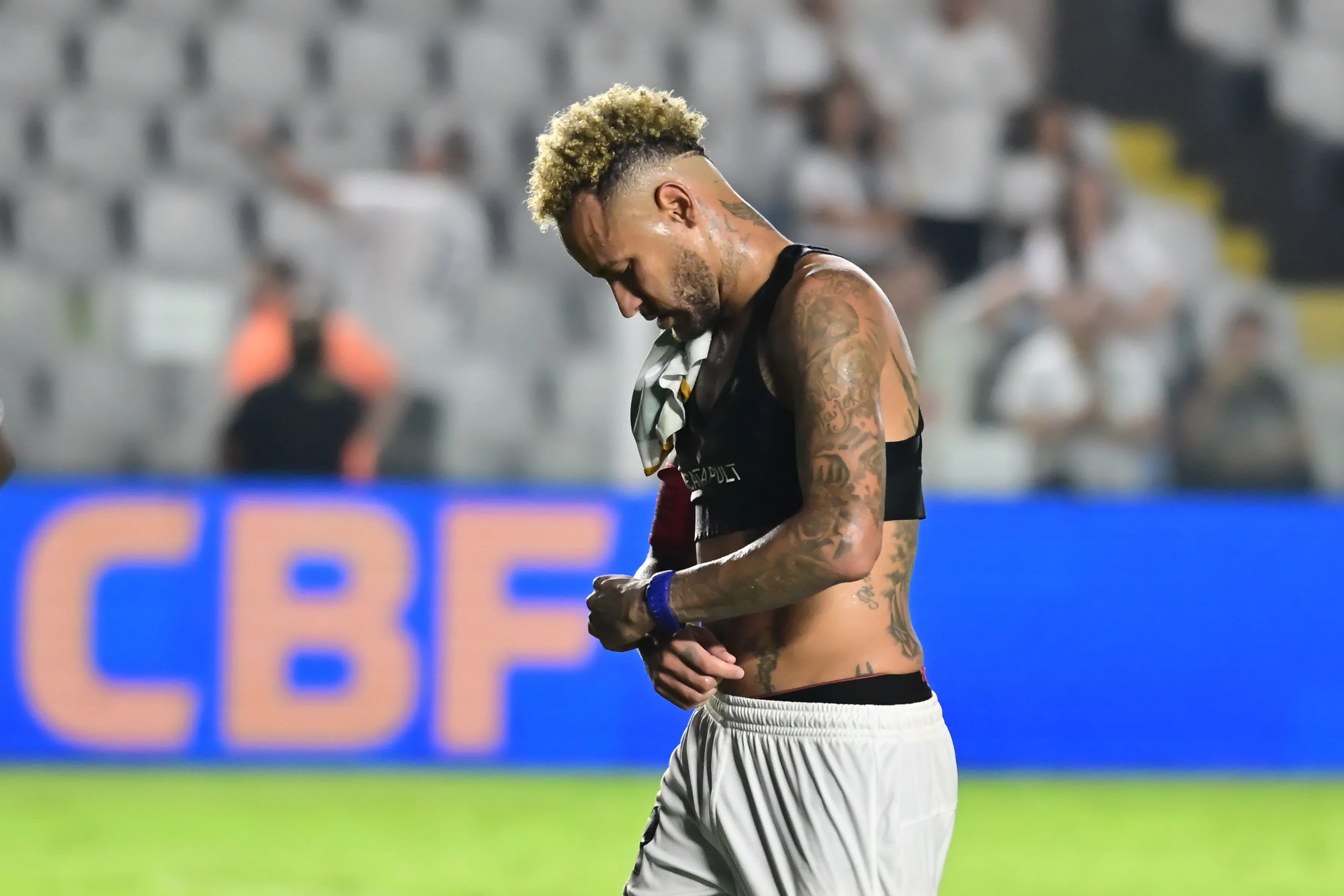 SP – SANTOS – 22/04/2026 – COPA DO BRASIL 2026, SANTOS X CORITIBA – Neymar jogador do Santos deixa o campo apos partida contra o Coritiba no estadio Vila Belmiro pelo campeonato Copa Do Brasil 2026. Foto: Jota Erre/AGIF