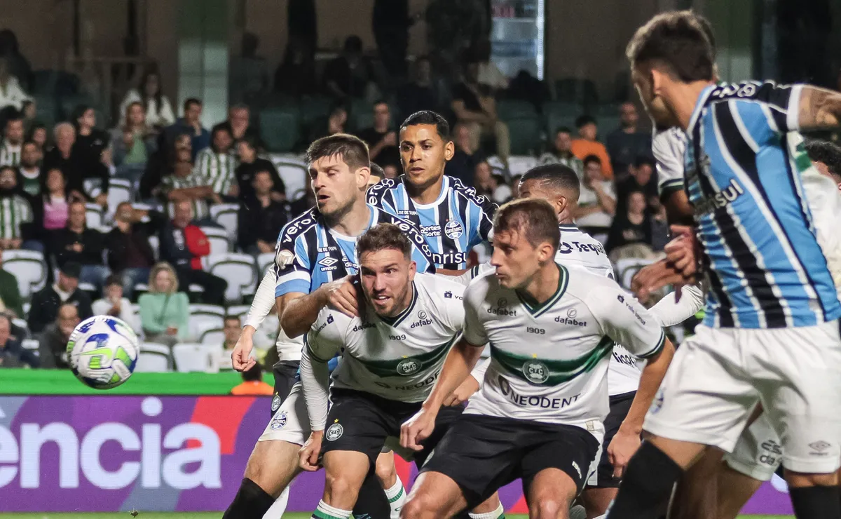Grêmio x Coritiba: onde assistir ao vivo, horário e escalações do jogo deste domingo