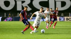Rollheiser jogador do Santos durante partida contra o Bahia no estadio Vila Belmiro pelo campeonato Brasileiro A 2025. Foto: Mauricio De Souza/AGIF