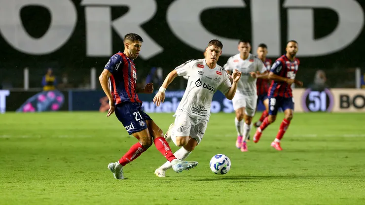 Rollheiser jogador do Santos durante partida contra o Bahia no estadio Vila Belmiro pelo campeonato Brasileiro A 2025. Foto: Mauricio De Souza/AGIF