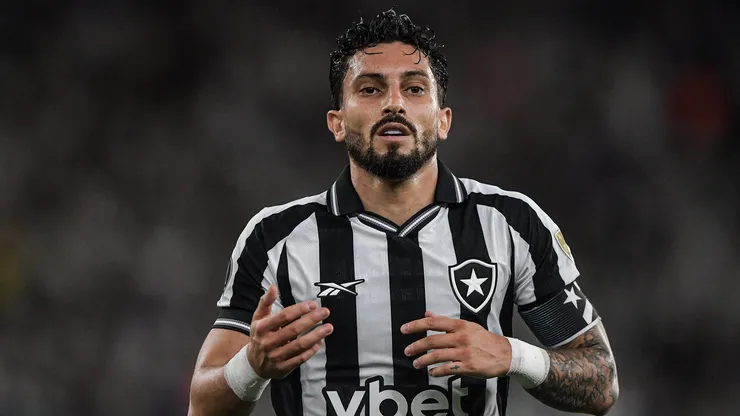 Alex Telles em campo pelo Botafogo. Foto: Thiago Ribeiro/AGIF