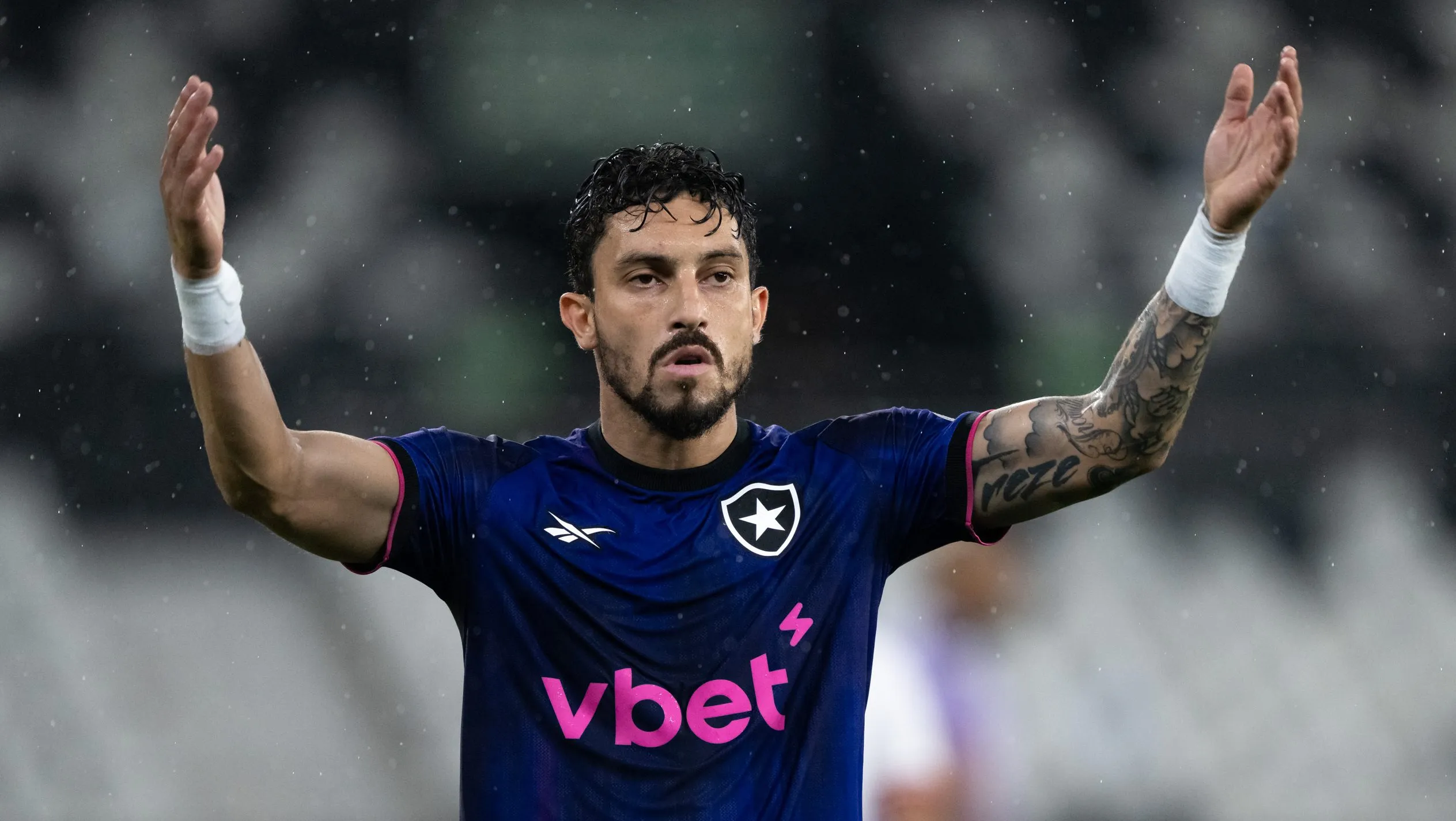 Alex Telles é pedido pela torcida do Palmeiras. Foto: Jorge Rodrigues/AGIF